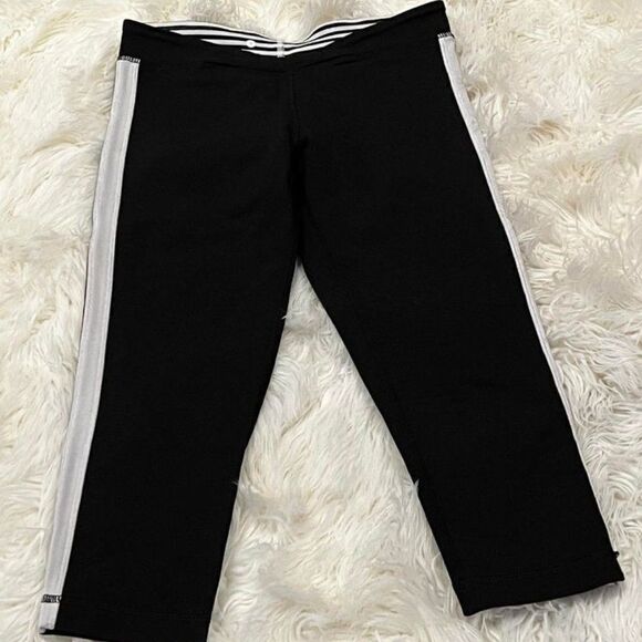 Lululemon Black and White Astro Knit Capris Size 4 - Picture 1 of 3